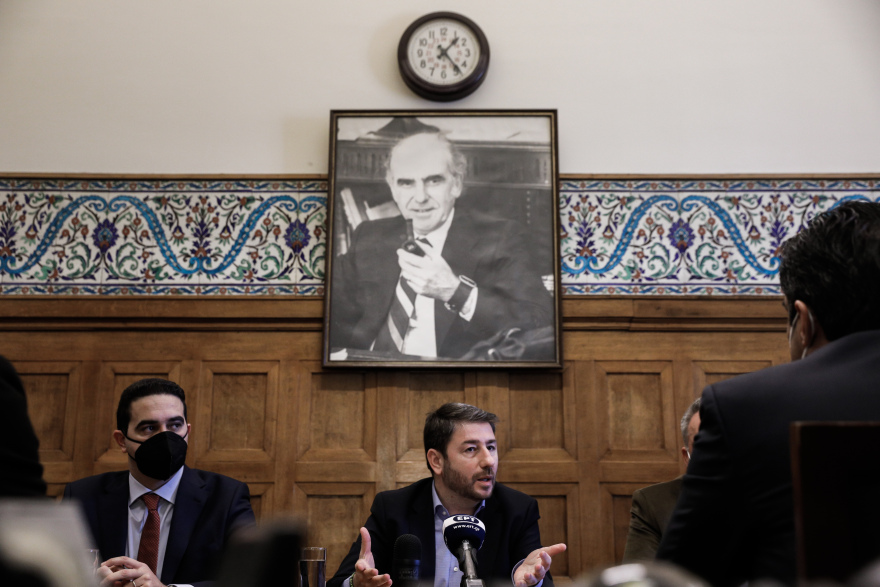 Ανδρουλάκης: «Ναι» στην αποστολή όπλων στην Ουκρανία - «Αναγκαία η συνεννόηση για τέτοια θέματα»