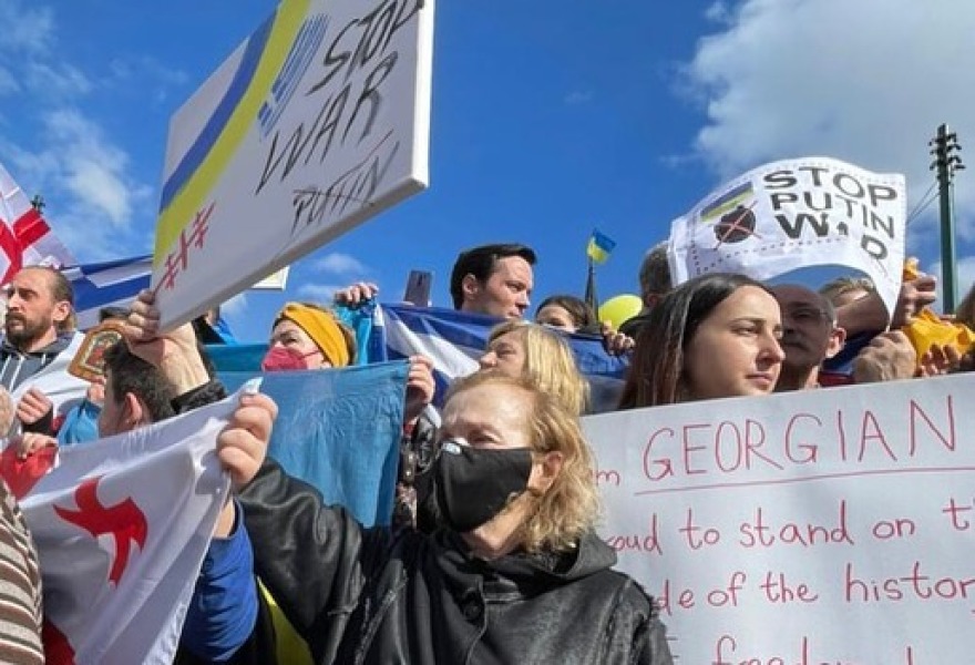 Με τη μητέρα και την κόρη της η Τάμτα στη συγκέντρωση συμπαράστασης για την Ουκρανία