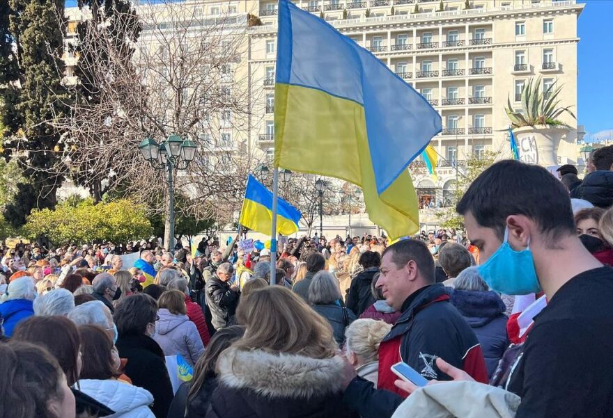 Με τη μητέρα και την κόρη της η Τάμτα στη συγκέντρωση συμπαράστασης για την Ουκρανία