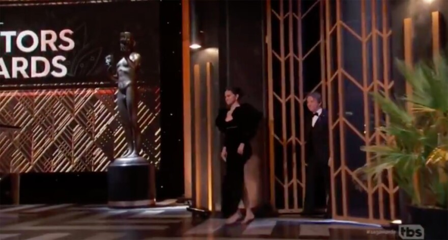 Η τούμπα της Σελένα Γκομέζ στα βραβεία SAG - Έδωσε το βραβείο... ξυπόλυτη