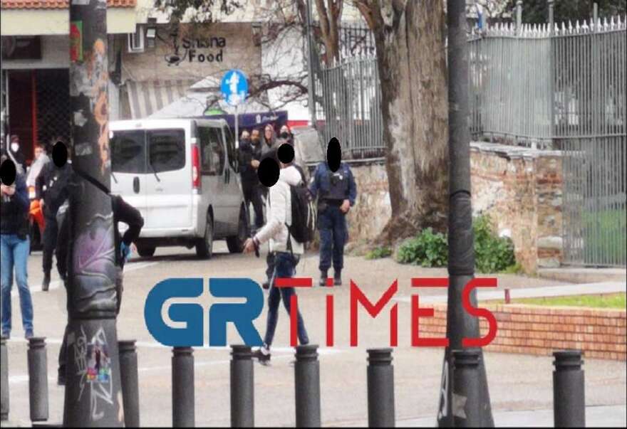 Θεσσαλονίκη: Απειλούσε να αυτοκτονήσει με μαχαίρι στη Ροτόντα (βίντεο και φωτογραφίες)