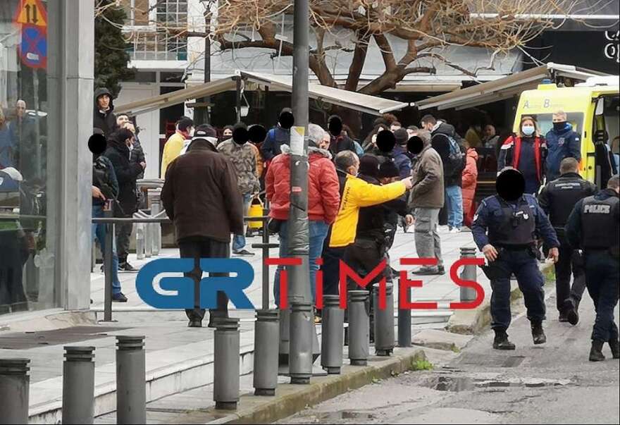 Θεσσαλονίκη: Απειλούσε να αυτοκτονήσει με μαχαίρι στη Ροτόντα (βίντεο και φωτογραφίες)