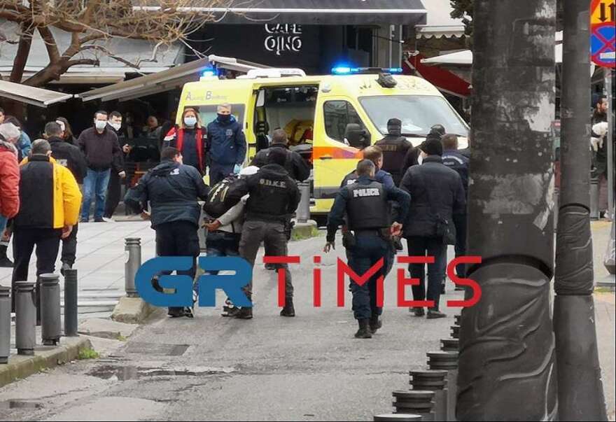Θεσσαλονίκη: Απειλούσε να αυτοκτονήσει με μαχαίρι στη Ροτόντα (βίντεο και φωτογραφίες)