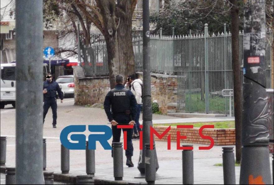 Θεσσαλονίκη: Απειλούσε να αυτοκτονήσει με μαχαίρι στη Ροτόντα (βίντεο και φωτογραφίες)