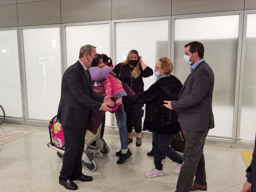 Στο «Ελ. Βενιζέλος» έφτασαν με ειδική πτήση οι 50 Έλληνες και Κύπριοι πολίτες από την Ουκρανία