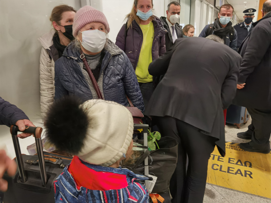 Στο «Ελ. Βενιζέλος» έφτασαν με ειδική πτήση οι 50 Έλληνες και Κύπριοι πολίτες από την Ουκρανία