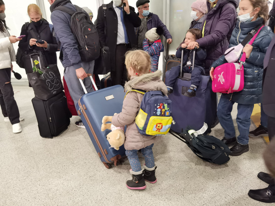 Στο «Ελ. Βενιζέλος» έφτασαν με ειδική πτήση οι 50 Έλληνες και Κύπριοι πολίτες από την Ουκρανία