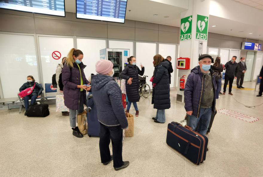 Στο «Ελ. Βενιζέλος» έφτασαν με ειδική πτήση οι 50 Έλληνες και Κύπριοι πολίτες από την Ουκρανία