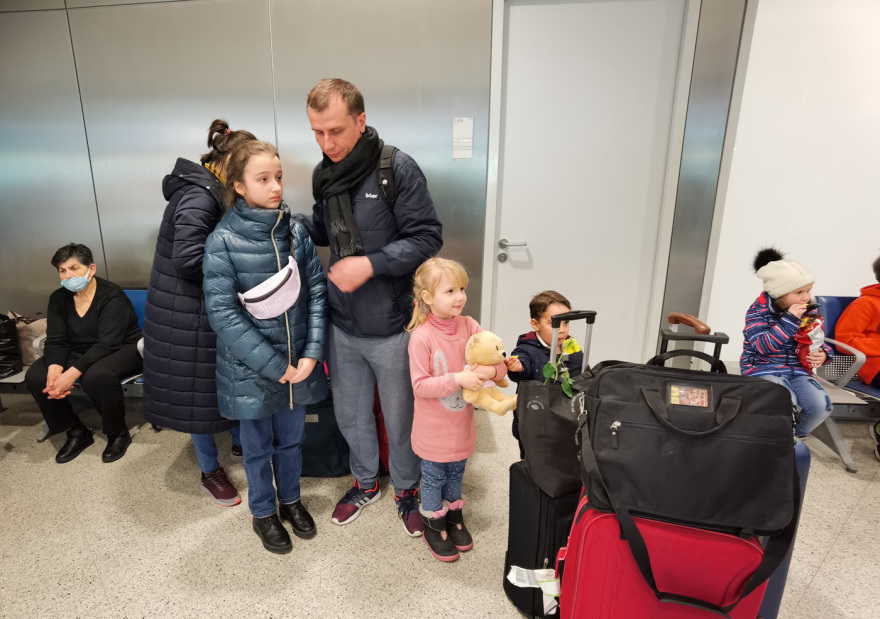 Στο «Ελ. Βενιζέλος» έφτασαν με ειδική πτήση οι 50 Έλληνες και Κύπριοι πολίτες από την Ουκρανία