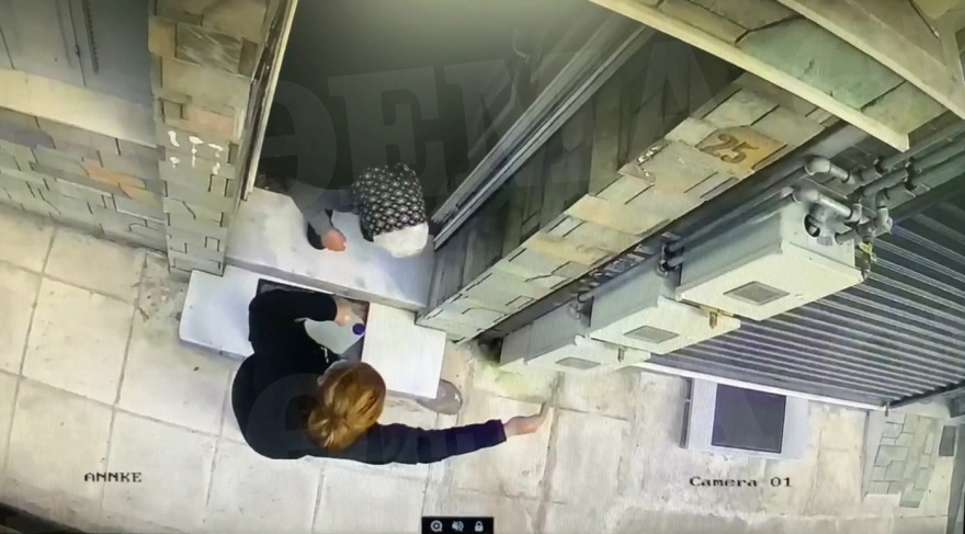 Ληστεία στο Αιγάλεω: Βίντεο-ντοκουμέντο δείχνει πώς εξαπάτησαν και κακοποίησαν την 80χρονη
