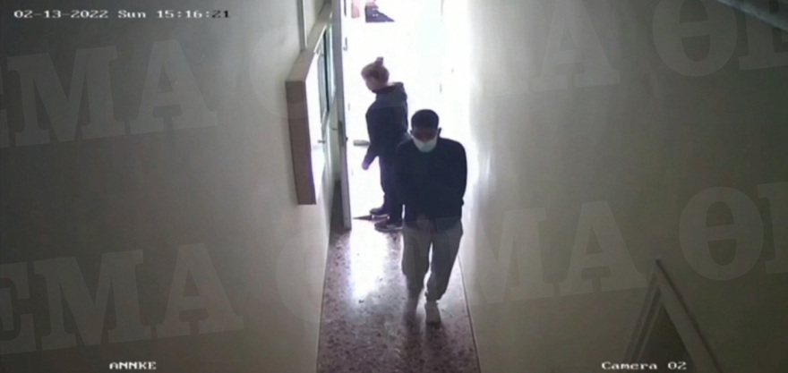 Ληστεία στο Αιγάλεω: Βίντεο-ντοκουμέντο δείχνει πώς εξαπάτησαν και κακοποίησαν την 80χρονη