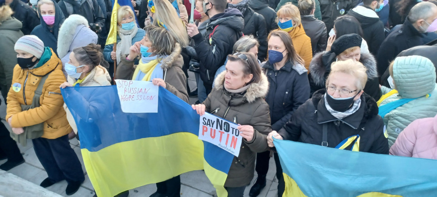 Μεγάλη συγκέντρωση στο Σύνταγμα κατά της ρωσικής εισβολής στην Ουκρανία - Δείτε βίντεο