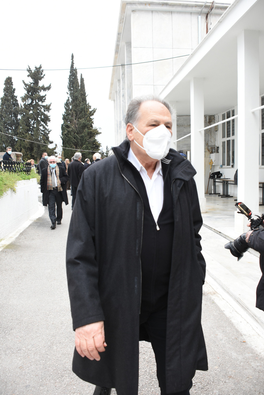 Το ύστατο «χαίρε» είπαν συγγενείς και φίλοι στον Δημήτρη Τσοβόλα στο Α' Νεκροταφείο Αθηνών 