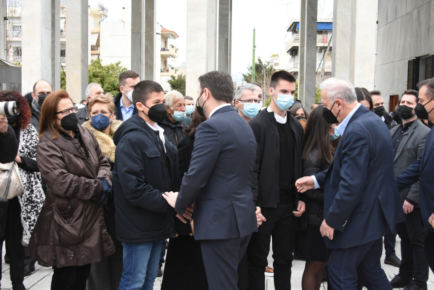 Το ύστατο «χαίρε» είπαν συγγενείς και φίλοι στον Δημήτρη Τσοβόλα στο Α' Νεκροταφείο Αθηνών 