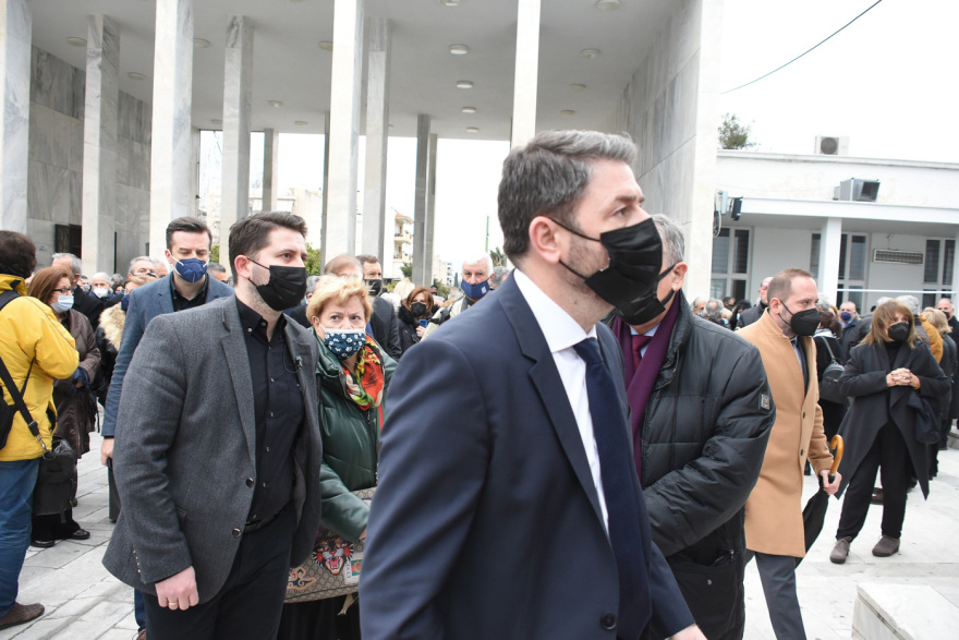 Το ύστατο «χαίρε» είπαν συγγενείς και φίλοι στον Δημήτρη Τσοβόλα στο Α' Νεκροταφείο Αθηνών 