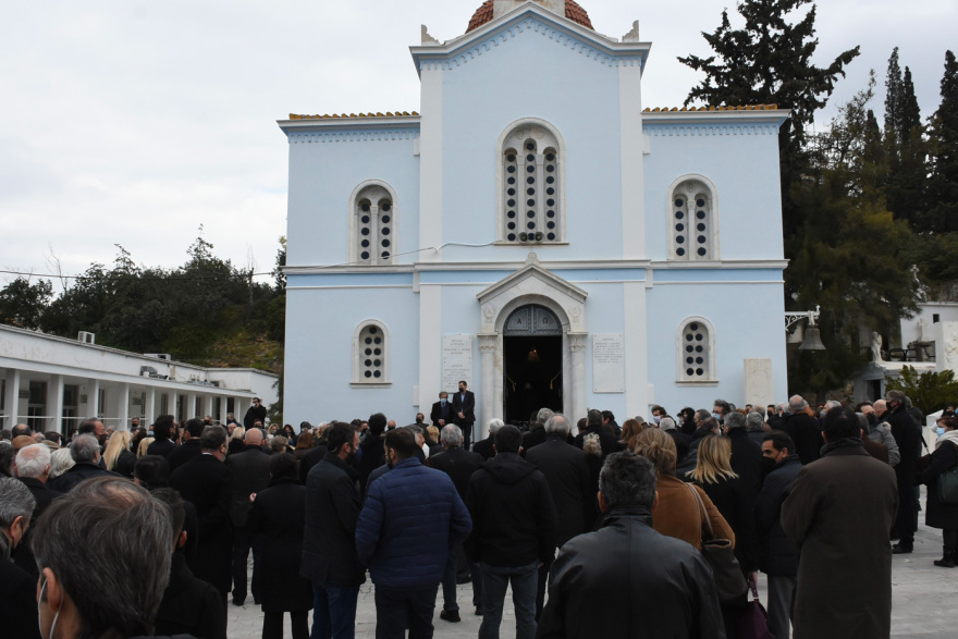 Το ύστατο «χαίρε» είπαν συγγενείς και φίλοι στον Δημήτρη Τσοβόλα στο Α' Νεκροταφείο Αθηνών 