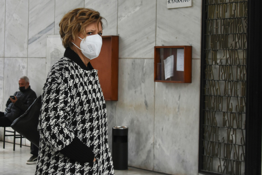 Το ύστατο «χαίρε» είπαν συγγενείς και φίλοι στον Δημήτρη Τσοβόλα στο Α' Νεκροταφείο Αθηνών 