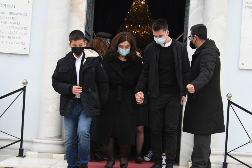 Το ύστατο «χαίρε» είπαν συγγενείς και φίλοι στον Δημήτρη Τσοβόλα στο Α' Νεκροταφείο Αθηνών 