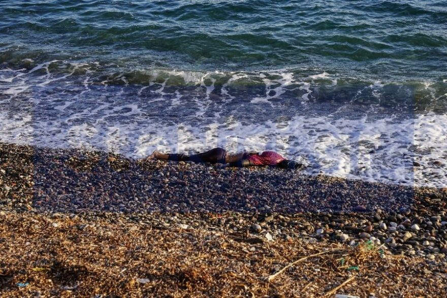 Ναυάγιο στη Λέσβο: Τουλάχιστον έξι νεκροί στην παραλία της Επάνω Σκάλας