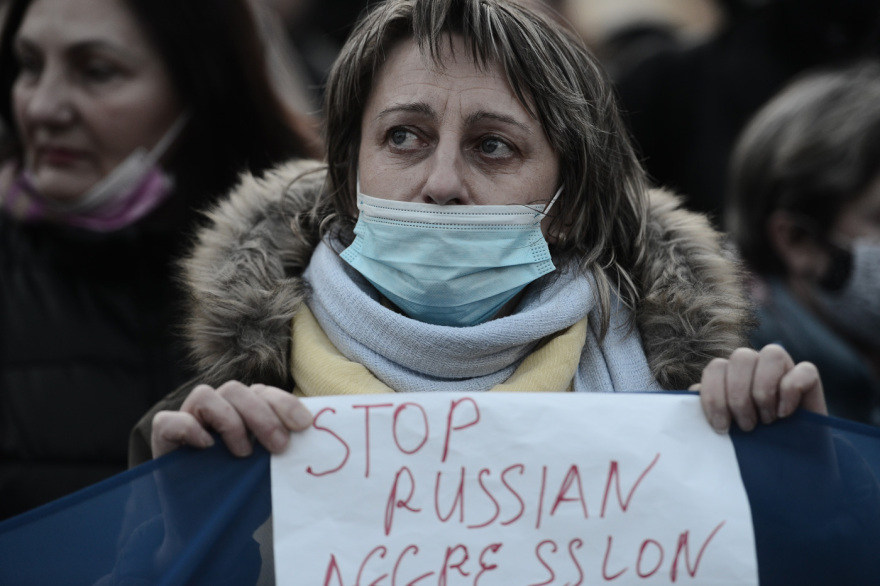 Μεγάλη συγκέντρωση στο Σύνταγμα κατά της ρωσικής εισβολής στην Ουκρανία - Δείτε βίντεο