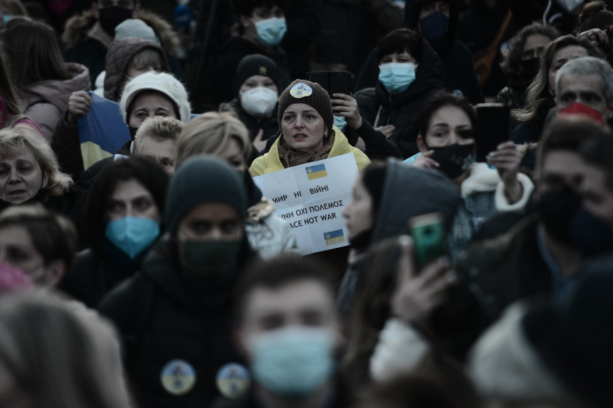 Μεγάλη συγκέντρωση στο Σύνταγμα κατά της ρωσικής εισβολής στην Ουκρανία - Δείτε βίντεο