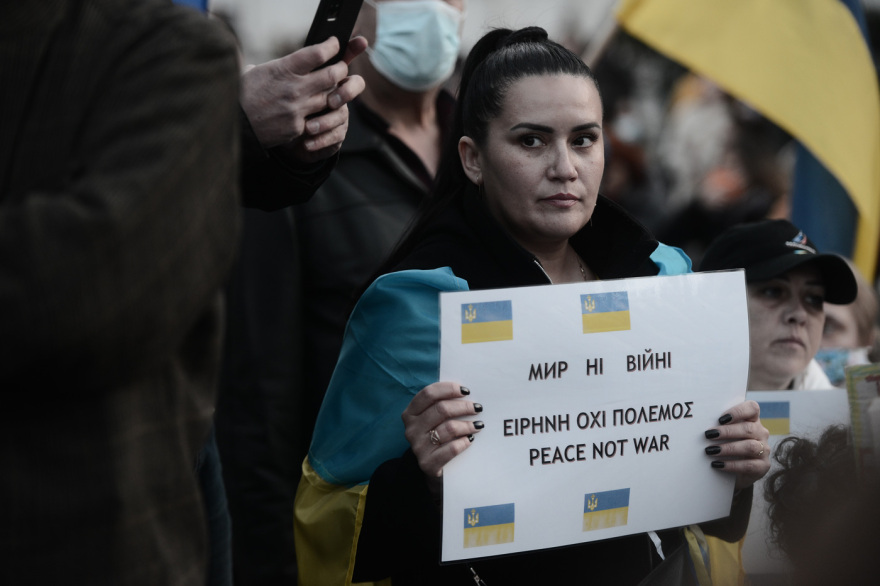 Μεγάλη συγκέντρωση στο Σύνταγμα κατά της ρωσικής εισβολής στην Ουκρανία - Δείτε βίντεο