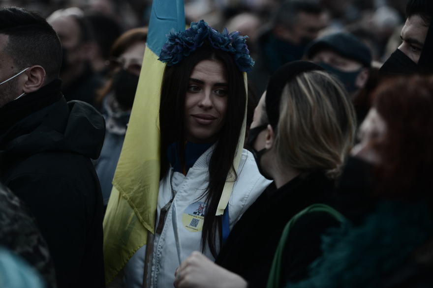 Μεγάλη συγκέντρωση στο Σύνταγμα κατά της ρωσικής εισβολής στην Ουκρανία - Δείτε βίντεο