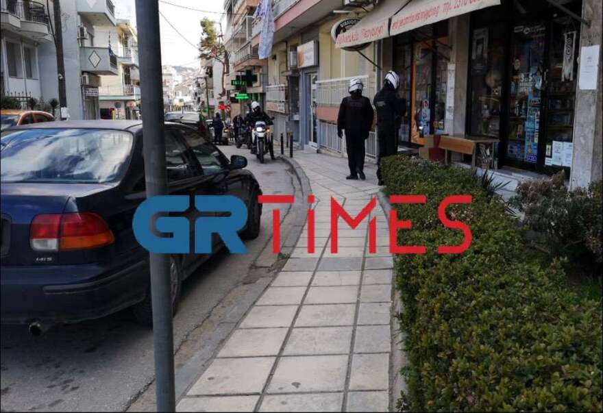 Θεσσαλονίκη: Ληστής εισέβαλε με μαχαίρι σε φαρμακείο και άρπαξε τις εισπράξεις (βίντεο)