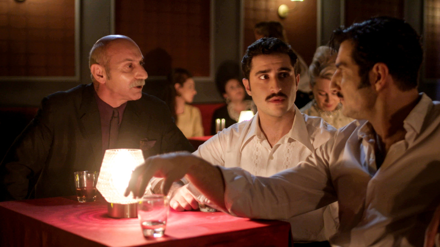 Άγριες Μέλισσες: Η Ελένη θα αποκαλύψει στον Λάμπρο ένα μεγάλο μυστικό