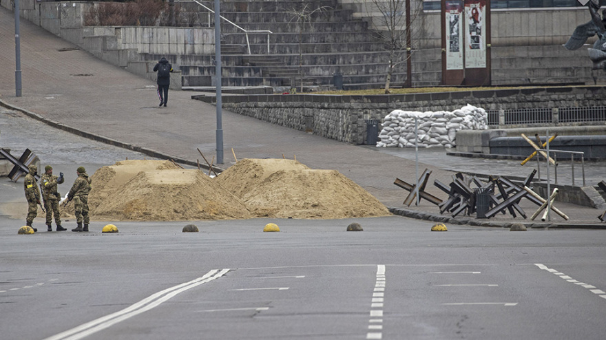 Πόλεμος στην Ουκρανία: Οι Ουκρανοί στήνουν οδοφράγματα στο Κίεβο - Ο στρατός του Πούτιν σφυροκοπά Μαριούπολη, Χερσώνα