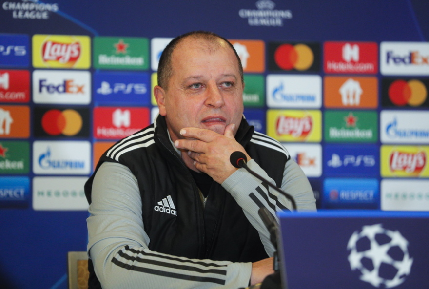  «Ξέρω πώς να χρησιμοποιώ όπλα, δεν φοβάμαι κανέναν», δήλωσε ο προπονητής της Σέριφ που πολεμάει στην Ουκρανία