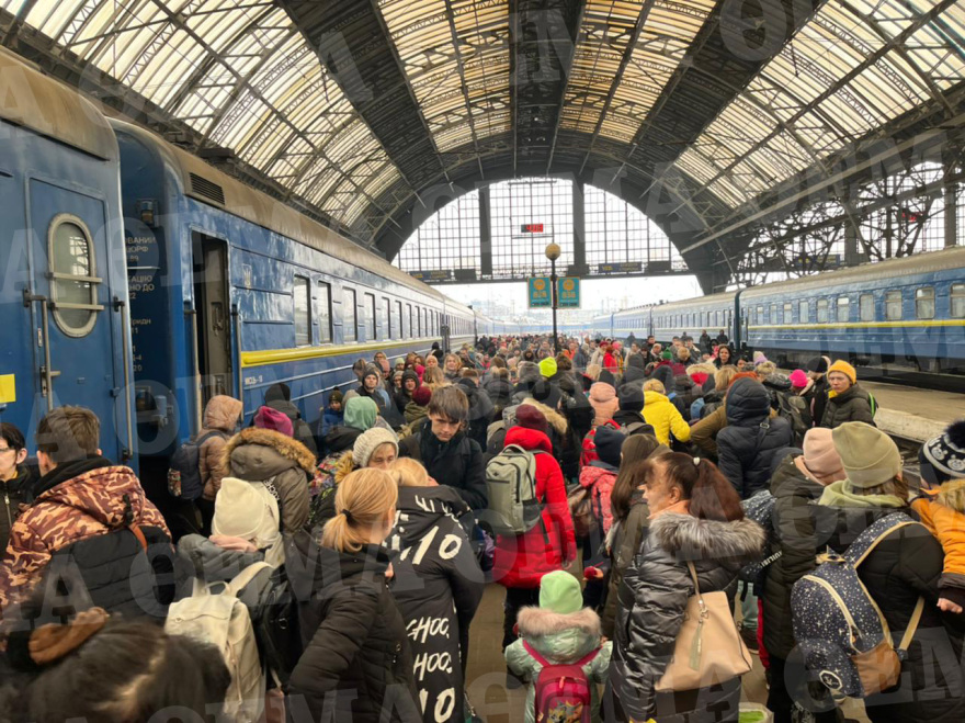 Το protothema.gr στην εμπόλεμη Ουκρανία: Καραβάνια προσφύγων στην πόλη Λβιβ - Συγκλονιστικές εικόνες