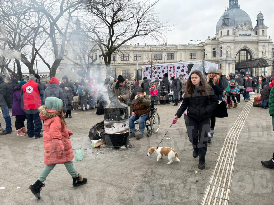 Το protothema.gr στην εμπόλεμη Ουκρανία: Καραβάνια προσφύγων στην πόλη Λβιβ - Συγκλονιστικές εικόνες