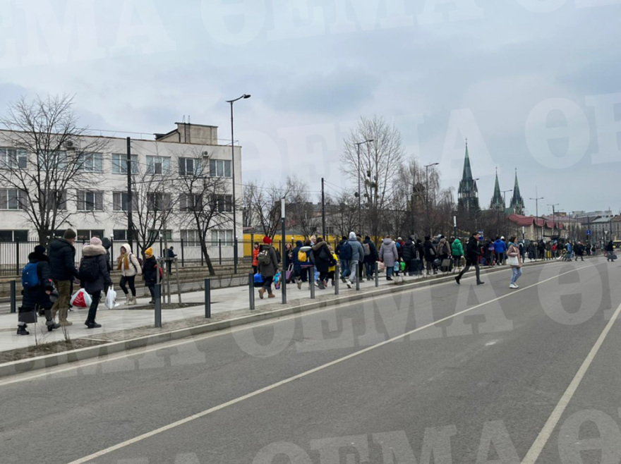Το protothema.gr στην εμπόλεμη Ουκρανία: Καραβάνια προσφύγων στην πόλη Λβιβ - Συγκλονιστικές εικόνες