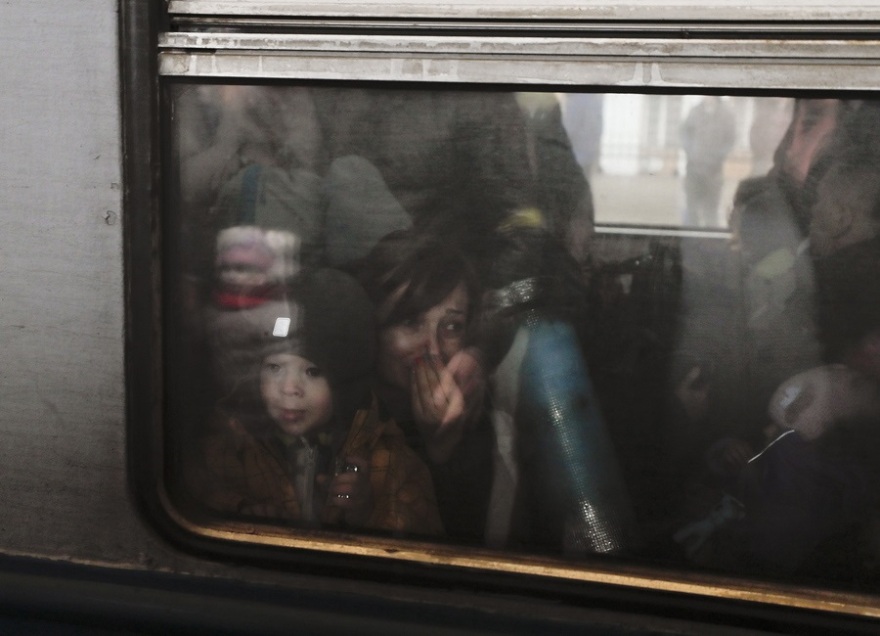 Πόλεμος στην Ουκρανία: Στο Ντνίπρο, χιλιάδες άνθρωποι περιμένουν ένα τρένο για να γλιτώσουν από τους βομβαρδισμούς