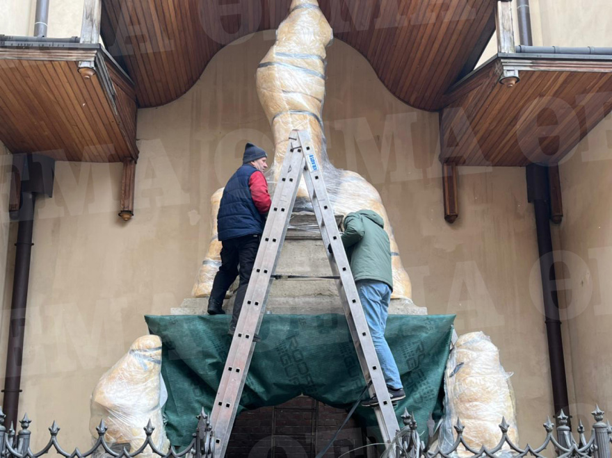 Πόλεμος στην Ουκρανία: Πολίτες προστατεύουν ιστορικά αγάλματα στο Λβιβ