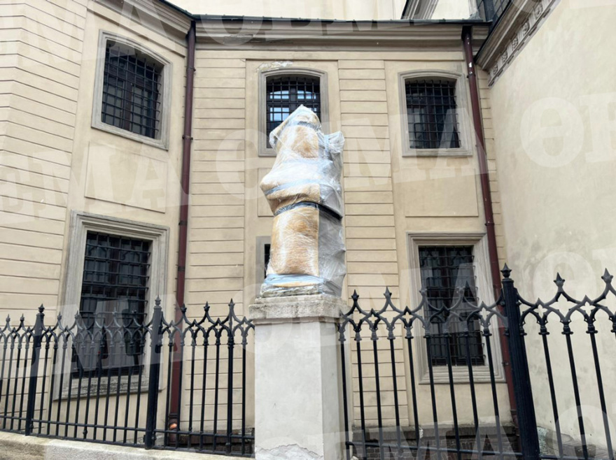 Πόλεμος στην Ουκρανία: Πολίτες προστατεύουν ιστορικά αγάλματα στο Λβιβ