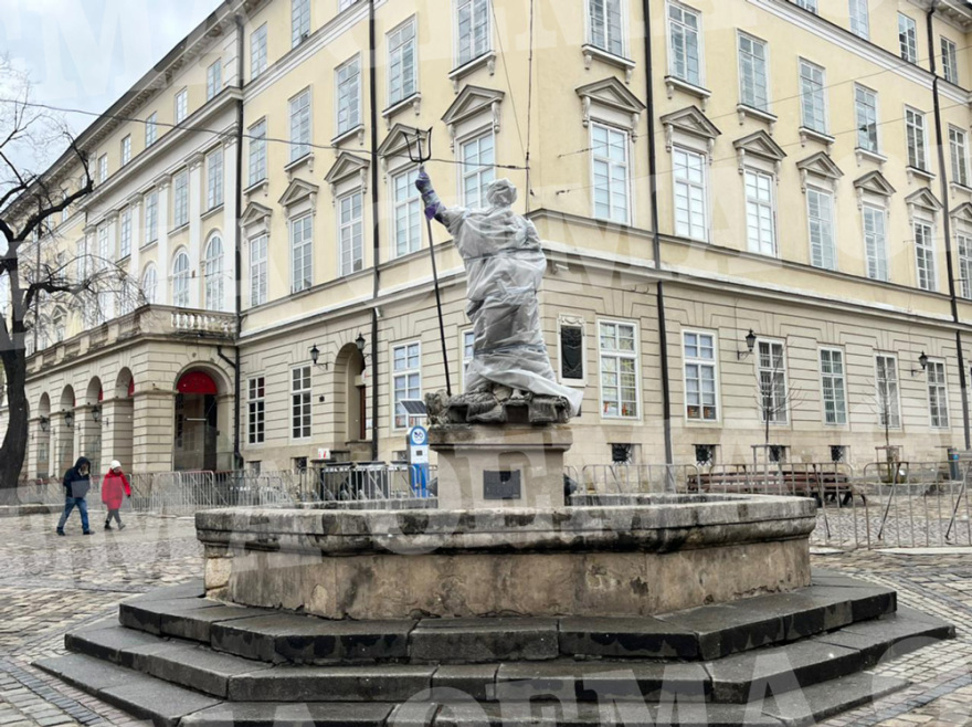 Πόλεμος στην Ουκρανία: Πολίτες προστατεύουν ιστορικά αγάλματα στο Λβιβ