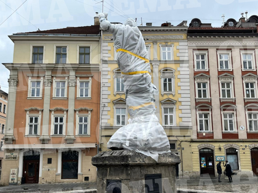 Πόλεμος στην Ουκρανία: Πολίτες προστατεύουν ιστορικά αγάλματα στο Λβιβ