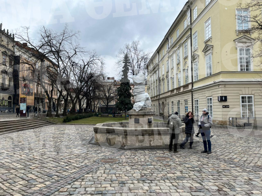 Πόλεμος στην Ουκρανία: Πολίτες προστατεύουν ιστορικά αγάλματα στο Λβιβ