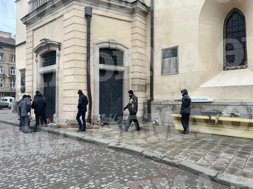 Πόλεμος στην Ουκρανία: Πολίτες προστατεύουν ιστορικά αγάλματα στο Λβιβ