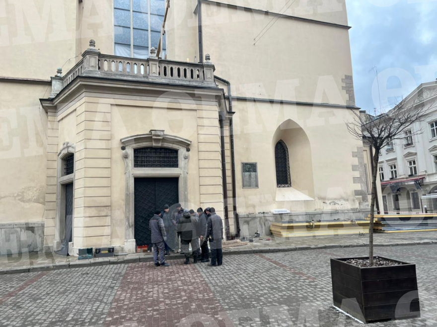 Πόλεμος στην Ουκρανία: Πολίτες προστατεύουν ιστορικά αγάλματα στο Λβιβ