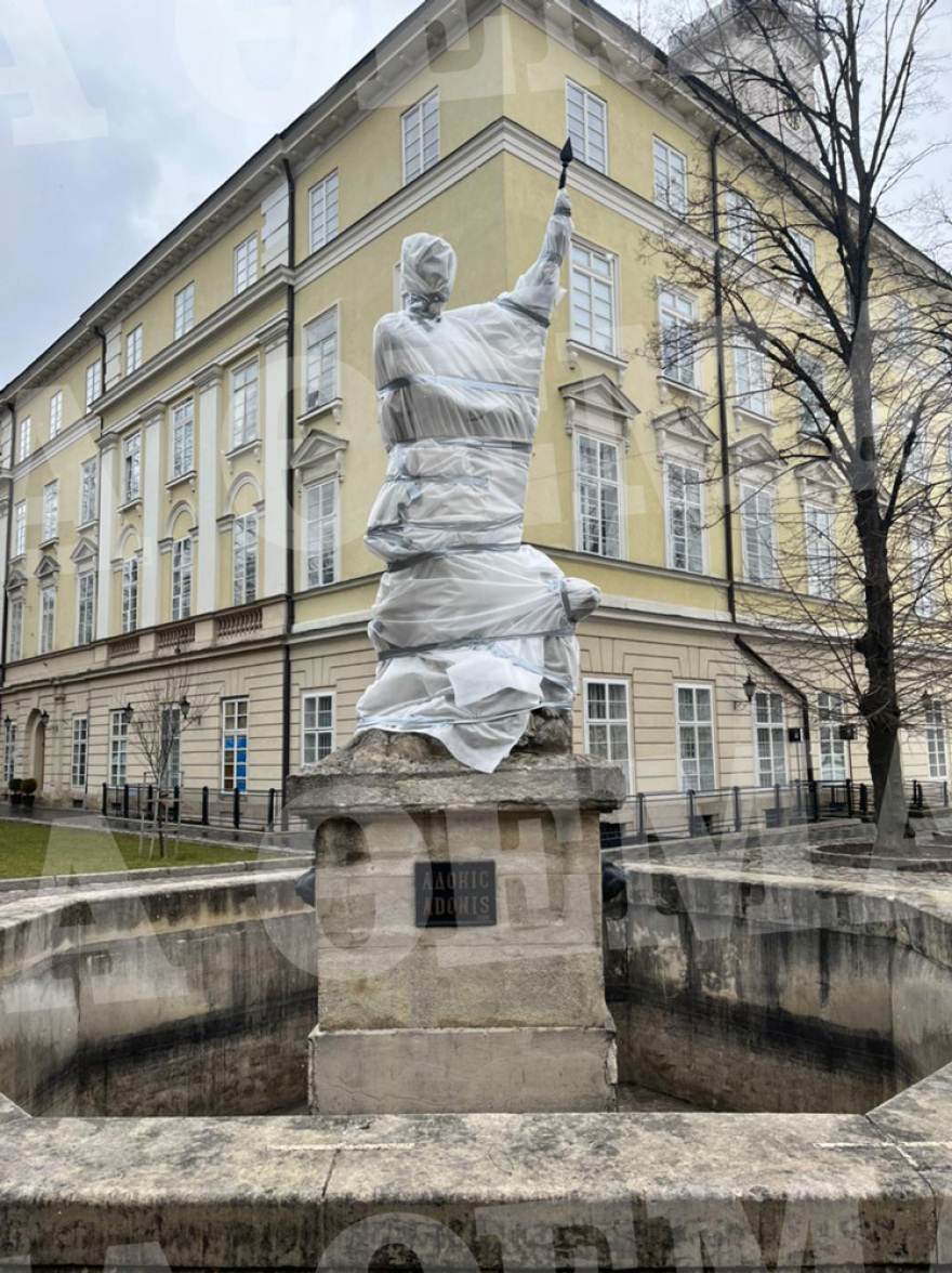 Πόλεμος στην Ουκρανία: Πολίτες προστατεύουν ιστορικά αγάλματα στο Λβιβ