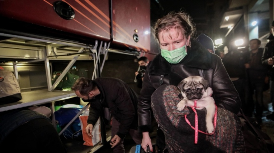 «Ηρθα με τον 6 μηνών γιό μου στην Ελλάδα για να τον σώσω αλλά η καρδιά μου είναι με τον άντρα μου στην Ουκρανία»