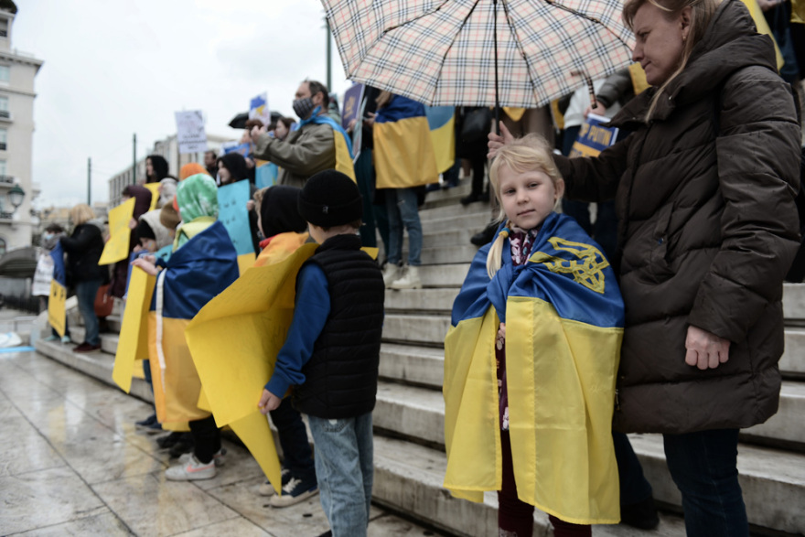Ουκρανοί που ζουν στην Ελλάδα διαδηλώνουν στο Σύνταγμα: «Σταματήστε τον Πούτιν»