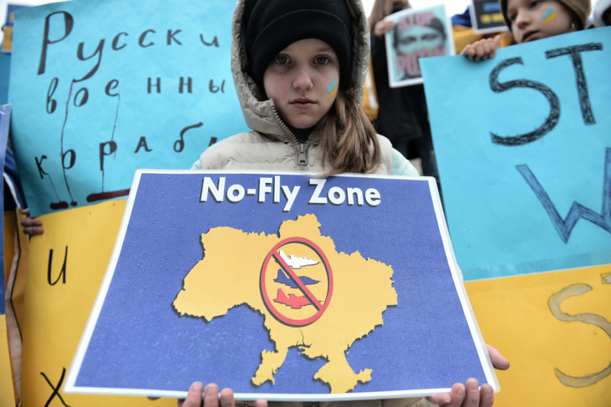 Ουκρανοί που ζουν στην Ελλάδα διαδηλώνουν στο Σύνταγμα: «Σταματήστε τον Πούτιν»