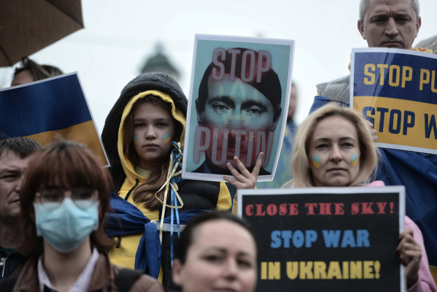 Ουκρανοί που ζουν στην Ελλάδα διαδηλώνουν στο Σύνταγμα: «Σταματήστε τον Πούτιν»