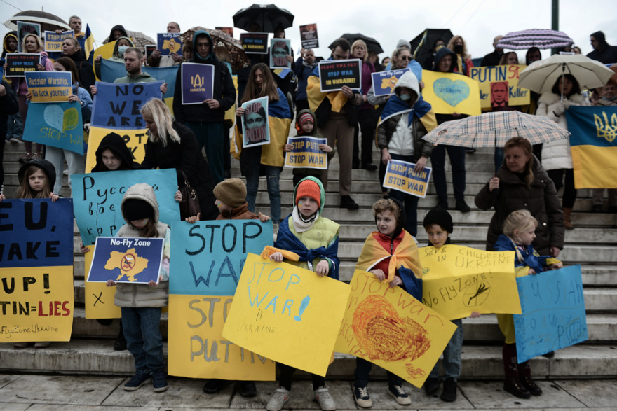 Ουκρανοί που ζουν στην Ελλάδα διαδηλώνουν στο Σύνταγμα: «Σταματήστε τον Πούτιν»