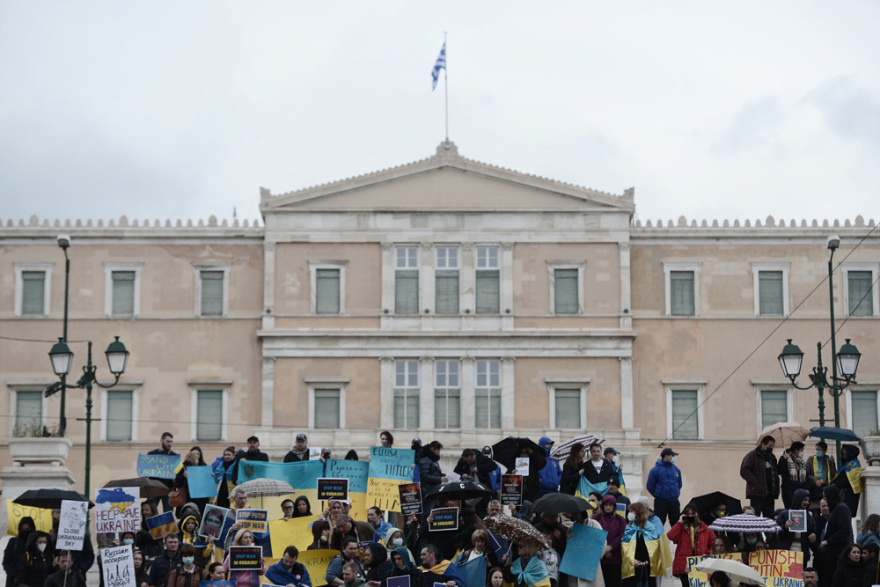 Ουκρανοί που ζουν στην Ελλάδα διαδηλώνουν στο Σύνταγμα: «Σταματήστε τον Πούτιν»