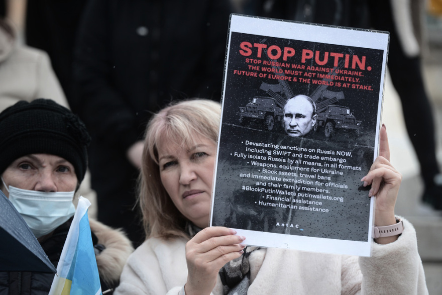 Ουκρανοί που ζουν στην Ελλάδα διαδηλώνουν στο Σύνταγμα: «Σταματήστε τον Πούτιν»